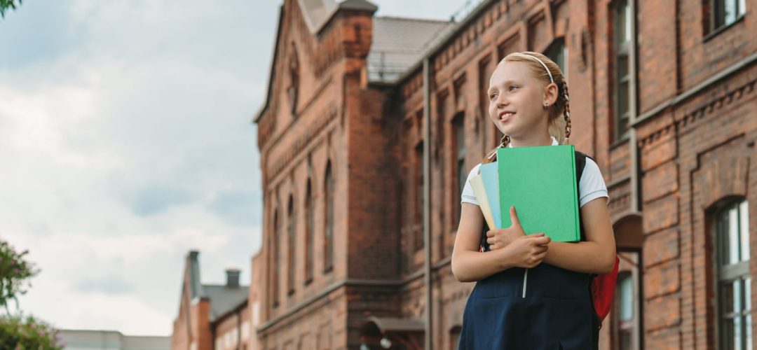 1. Choisir le bon établissement C’est l’étape la plus importante. Contactez Which Boarding School Nous analysons le profil académique, le niveau d’anglais et les objectifs Nous vous conseillons sur les équivalences avec le système français Nous étudions les bulletins scolaires pour proposer les écoles adaptées Points clés pour les familles françaises : Programmes proposés : IB, A-Levels, GCSE, Pre-IB Localisation et accessibilité depuis la France Vie en internat et encadrement (pastoral care) Activités sportives, artistiques et culturelles Accompagnement émotionnel et adaptation 2. Préinscription dans l’établissement Une fois l’école choisie : Paiement d’un dépôt de candidature Organisation des tests d’entrée Entretien en ligne Réception d’une offre d’admission 3. Confirmation de la place (dépôt et formalités) Pour valider l’inscription : Signature du contrat avec l’établissement Paiement d’un dépôt remboursable Désignation d’un guardian au Royaume-Uni Réception du dossier de préparation au départ 4. Demande de visa étudiant pour le Royaume-Uni Obligatoire si le séjour dépasse six mois. Pour obtenir la Student Visa, il faut : Passeport valide CAS Paiement des frais de visa Paiement de la surcharge santé (IHS) Une fois le visa approuvé, l’élève peut voyager et commencer sa scolarité.